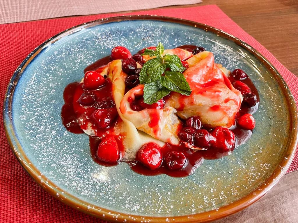 Блинчики с соусом из свежих ягод